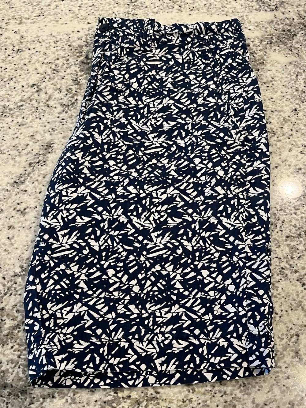 DKNY Men’s Chino Shorts 32x9.5 Navy Blue & White Geometric Pattern Flat Front